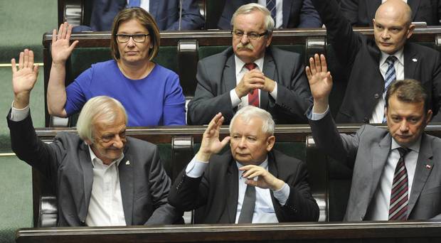 مجلس الشيوخ البولندي يقر تعديلا يعزز سلطة السياسيين على القضاء11
