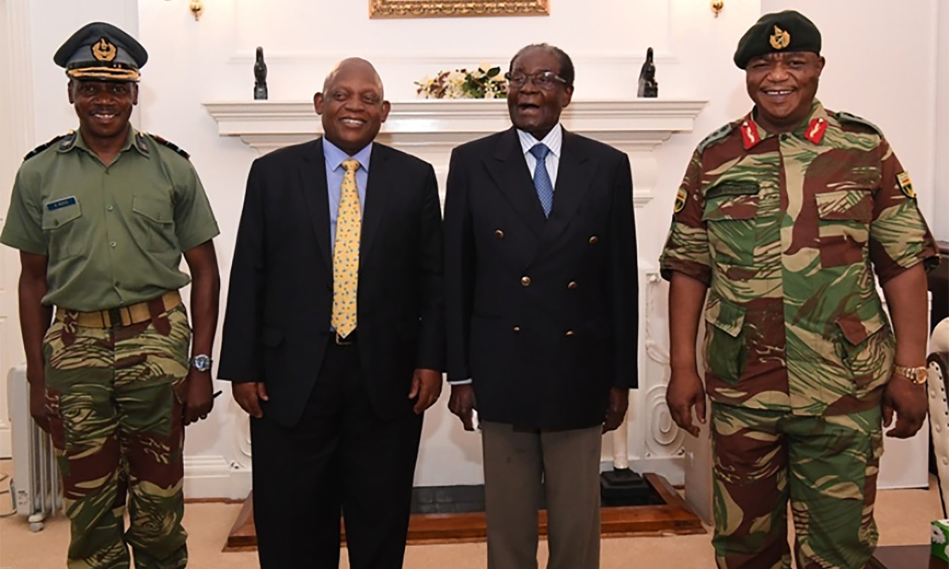 رئيس زيمبابوي يظهر علنا لأول مرة منذ الانقلاب1