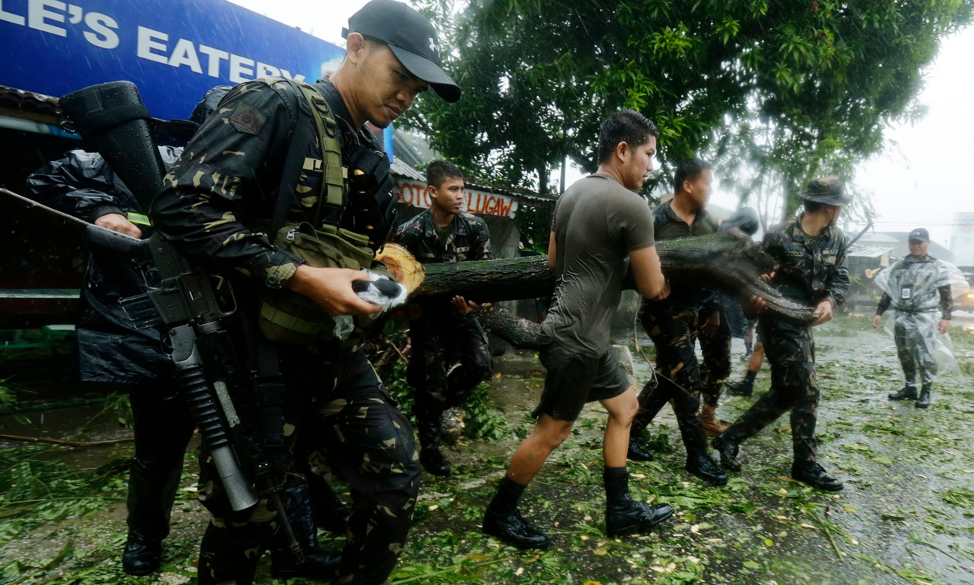200 قتيل جراء عاصفة الفيليبين وضحايا في حريق في مركز تجاري1