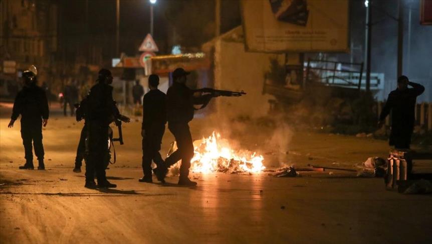 تونس تنشر الجيش في عدة مدن وتعتقل المزيد مع تصاعد حدة الاحتجاجات العنيفة1