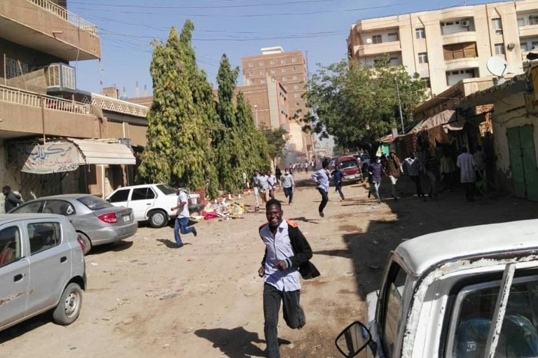 محتجون سودانيون يفرون من الغاز المسيل للدموع في تظاهرة في الخرطوم في 31 ديسمبر 2018